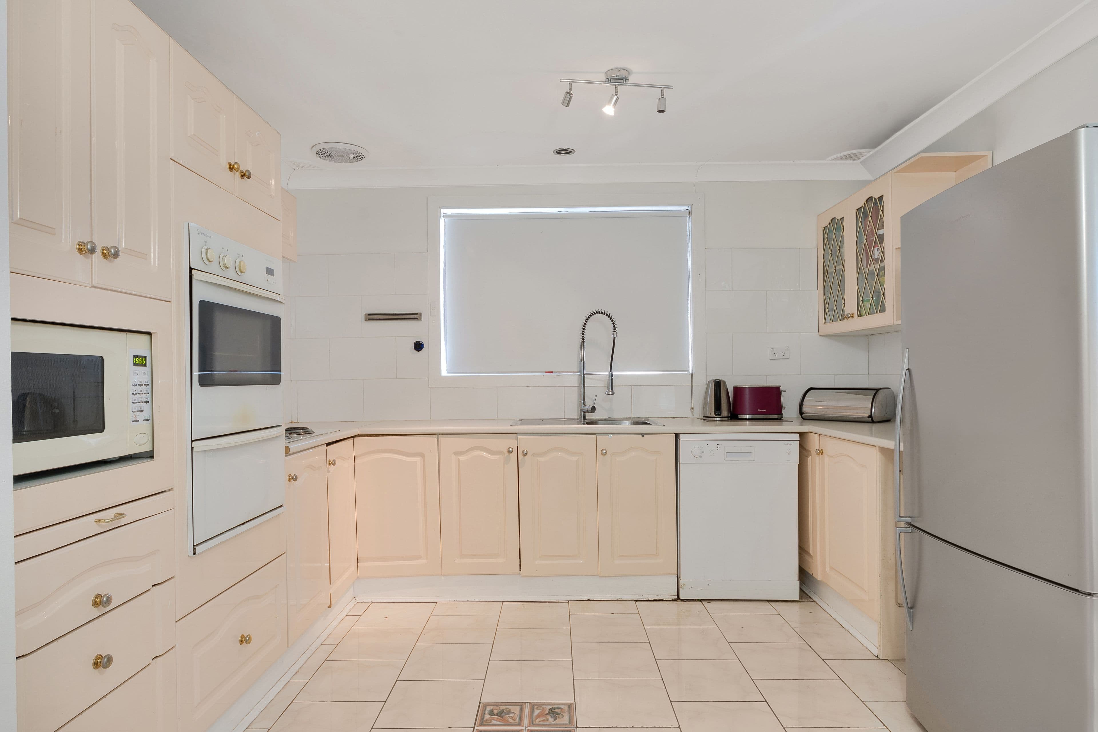 16 Greenways Road, Glen Waverley, Glen Waverley - Thumbnail 4