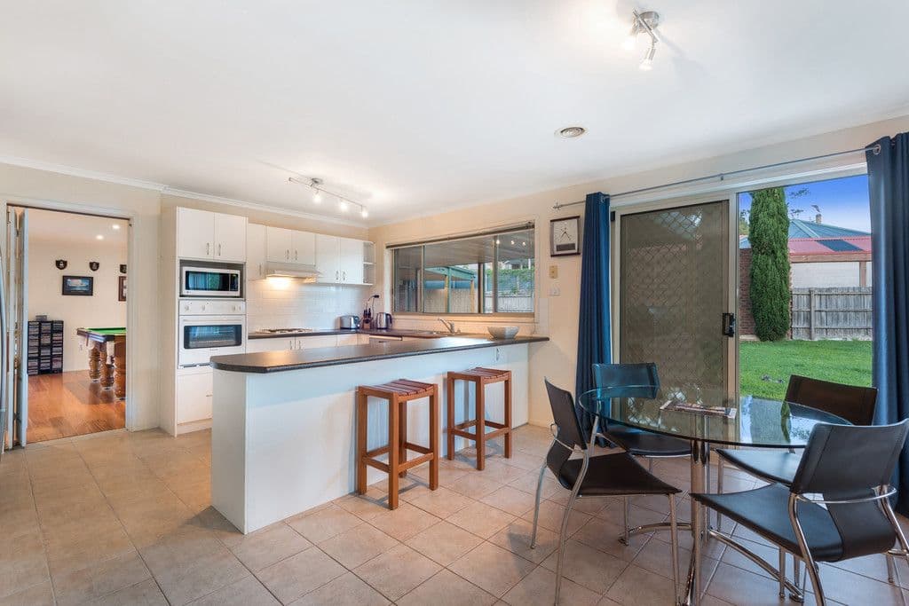 16 Narambi Close, Ferntree Gully VIC 3156, Ferntree Gully - Thumbnail 3