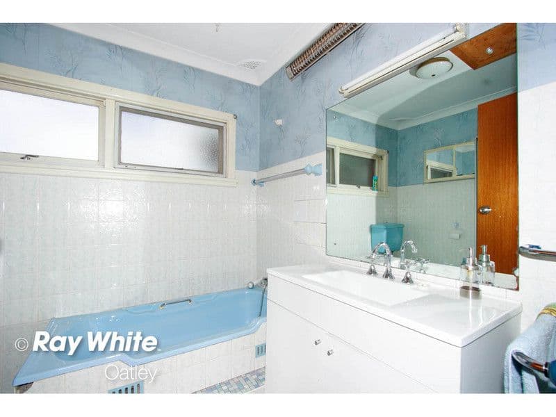 52 Jindabyne Crescent, PEAKHURST NSW 2210, Peakhurst Heights - Thumbnail 4