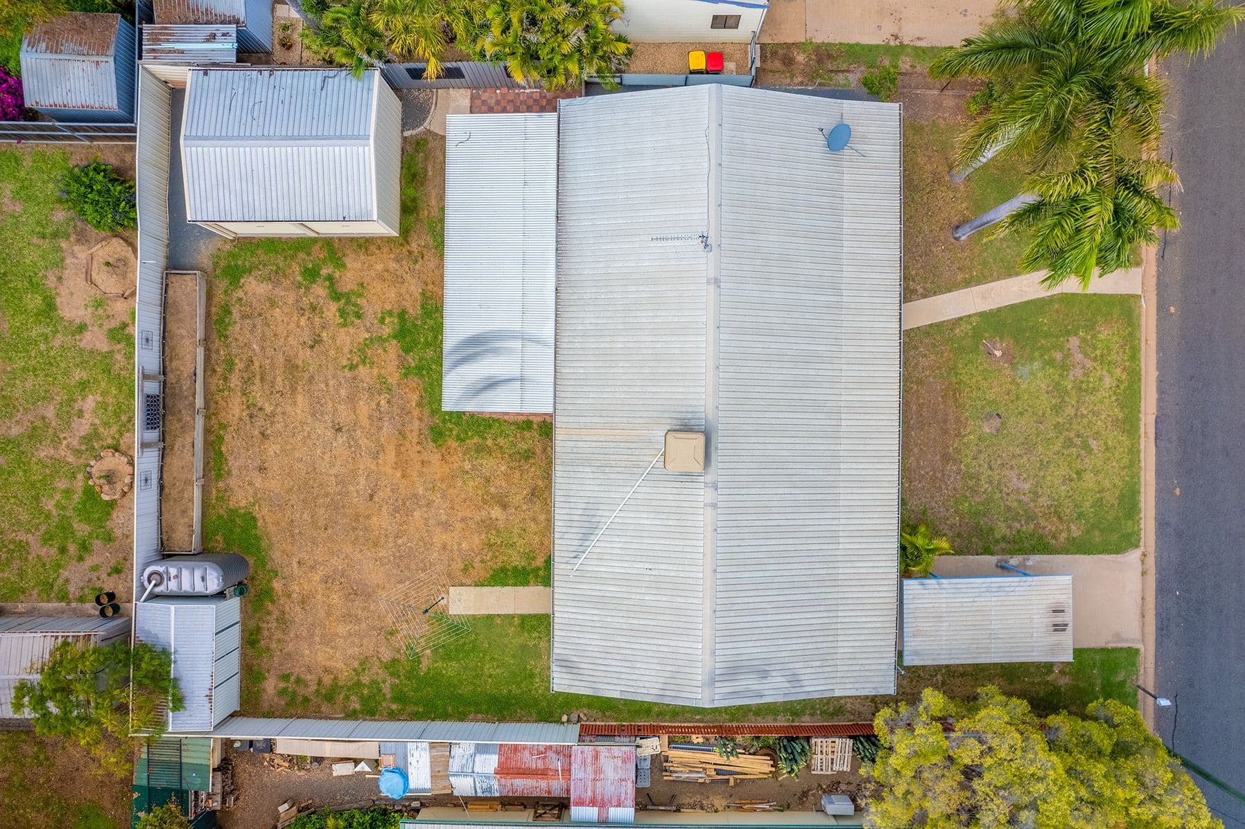 9 Morse Street, Emerald QLD 4720, Emerald - Thumbnail 2