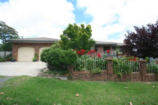 18 Wood Street, TENTERFIELD NSW 2372, Tenterfield - Thumbnail 2