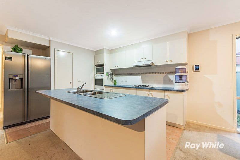2 Gallop Close, Cranbourne East VIC 3977, Cranbourne East - Thumbnail 2