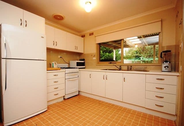 32 Churchill Drive, MOOROOLBARK VIC 3138, Mooroolbark - Thumbnail 2