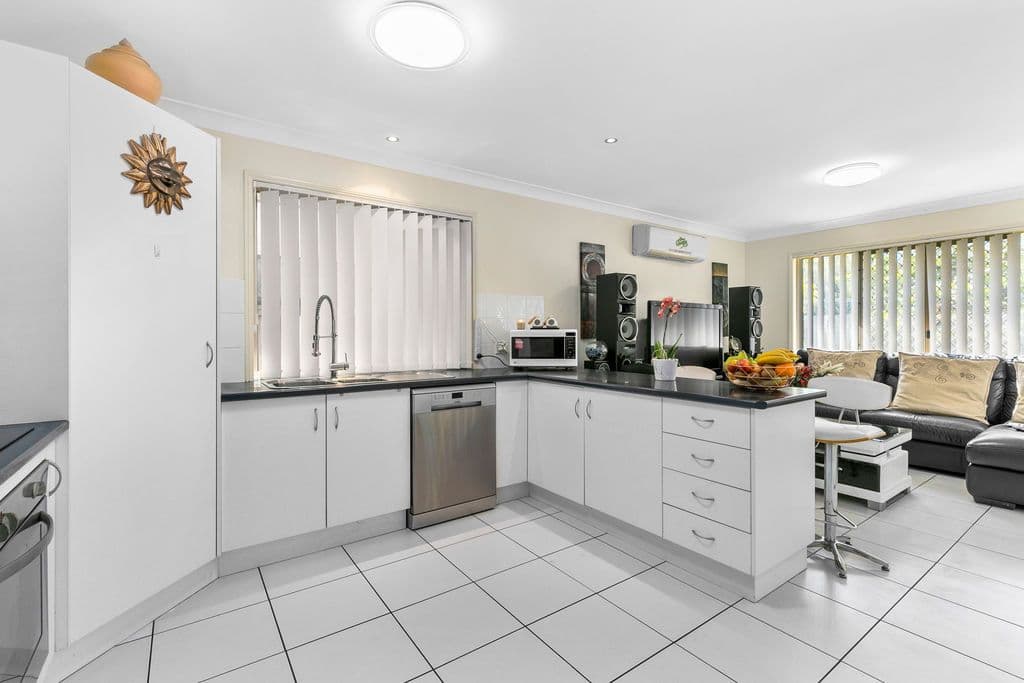17 Curve Avenue, Wynnum QLD 4178, Wynnum - Thumbnail 3