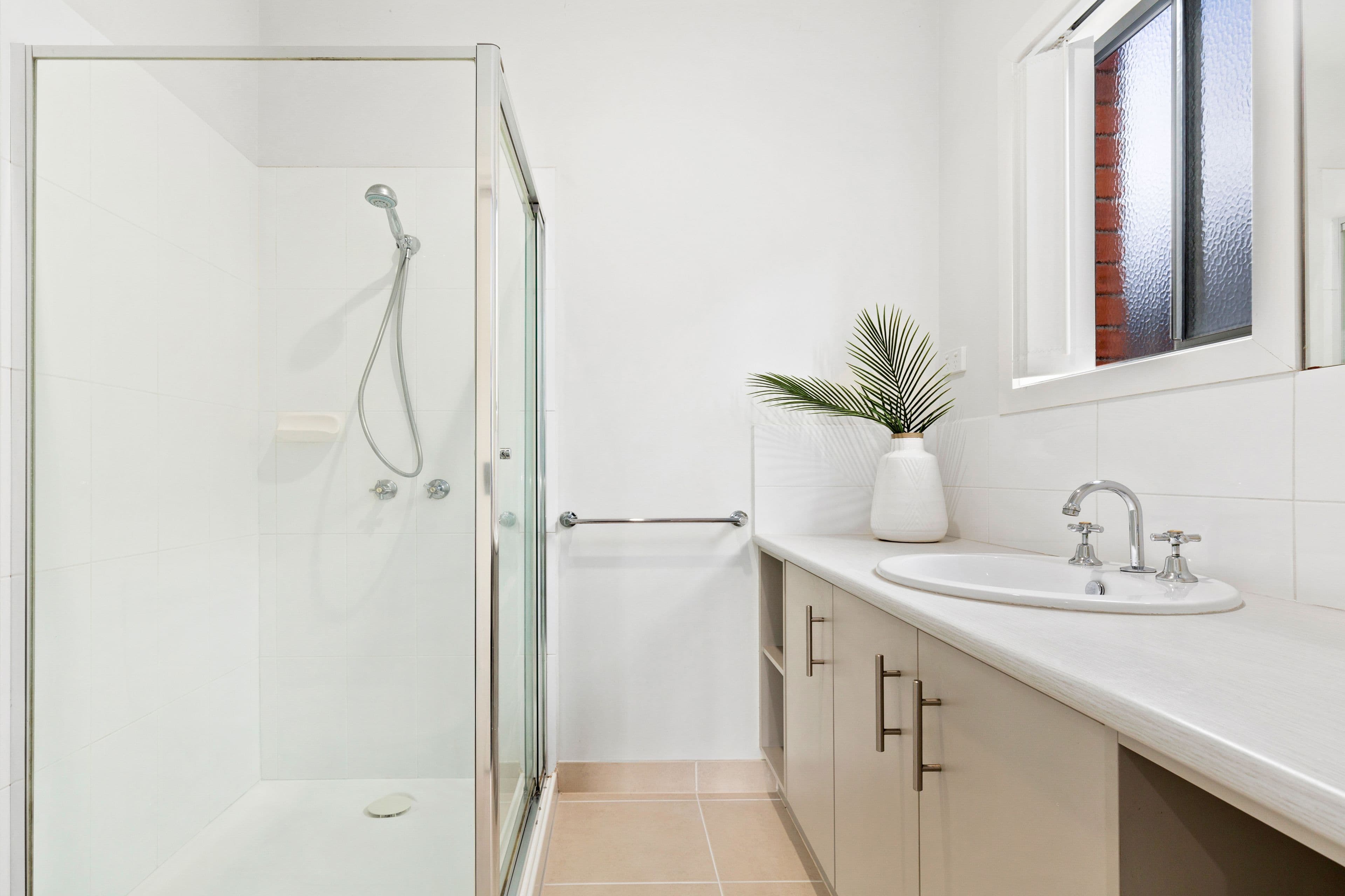 33 Edgeware Close, Pakenham VIC 3810, Pakenham - Thumbnail 3