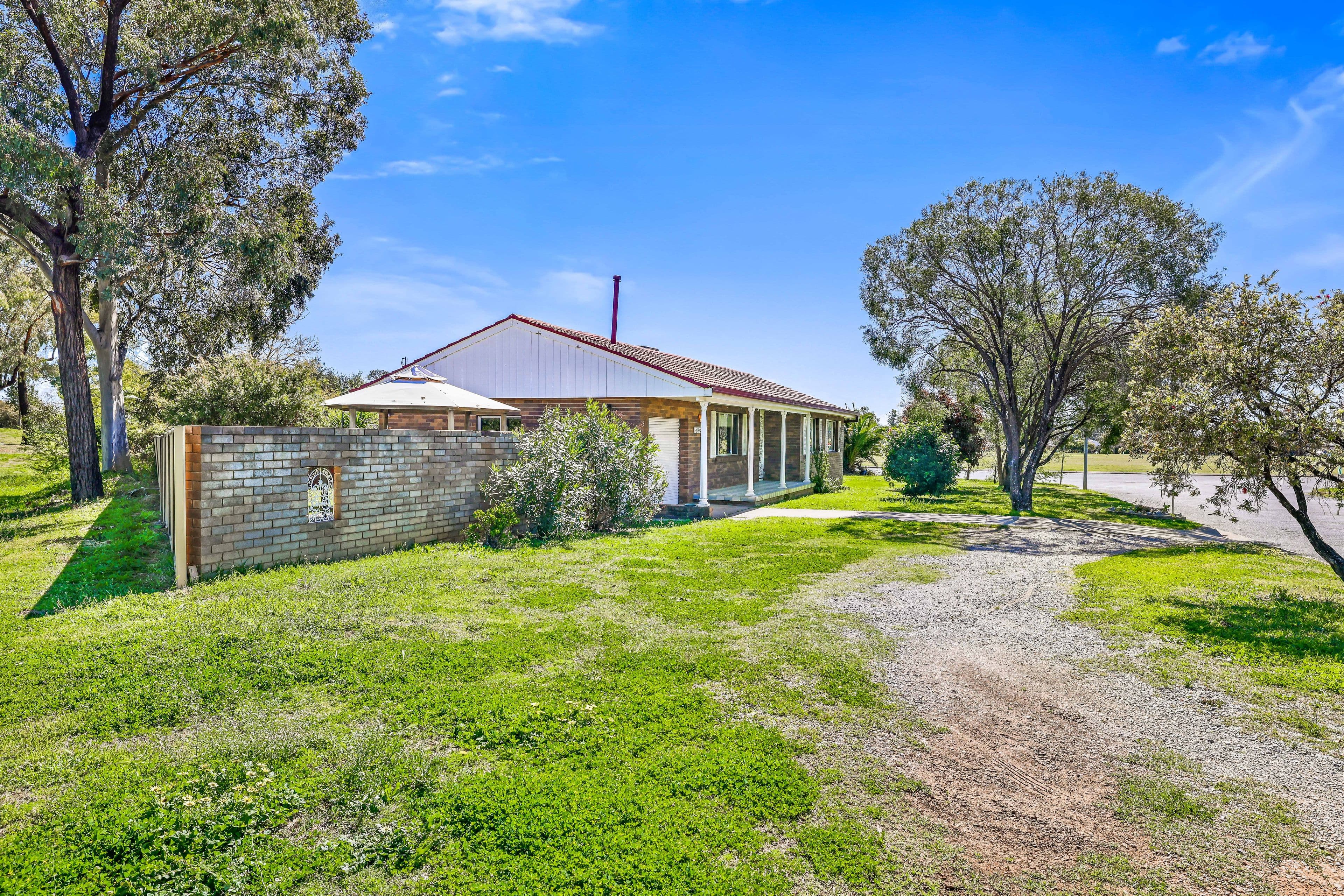 14 Waree Drive, Tamworth NSW 2340, Hillvue - Thumbnail 2