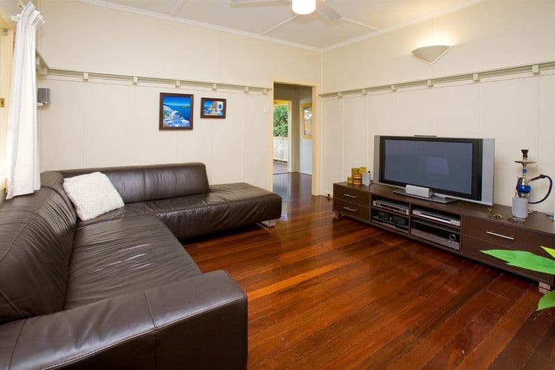 43 Boronia Avenue, HOLLAND PARK WEST QLD 4121, Holland Park West - Thumbnail 2