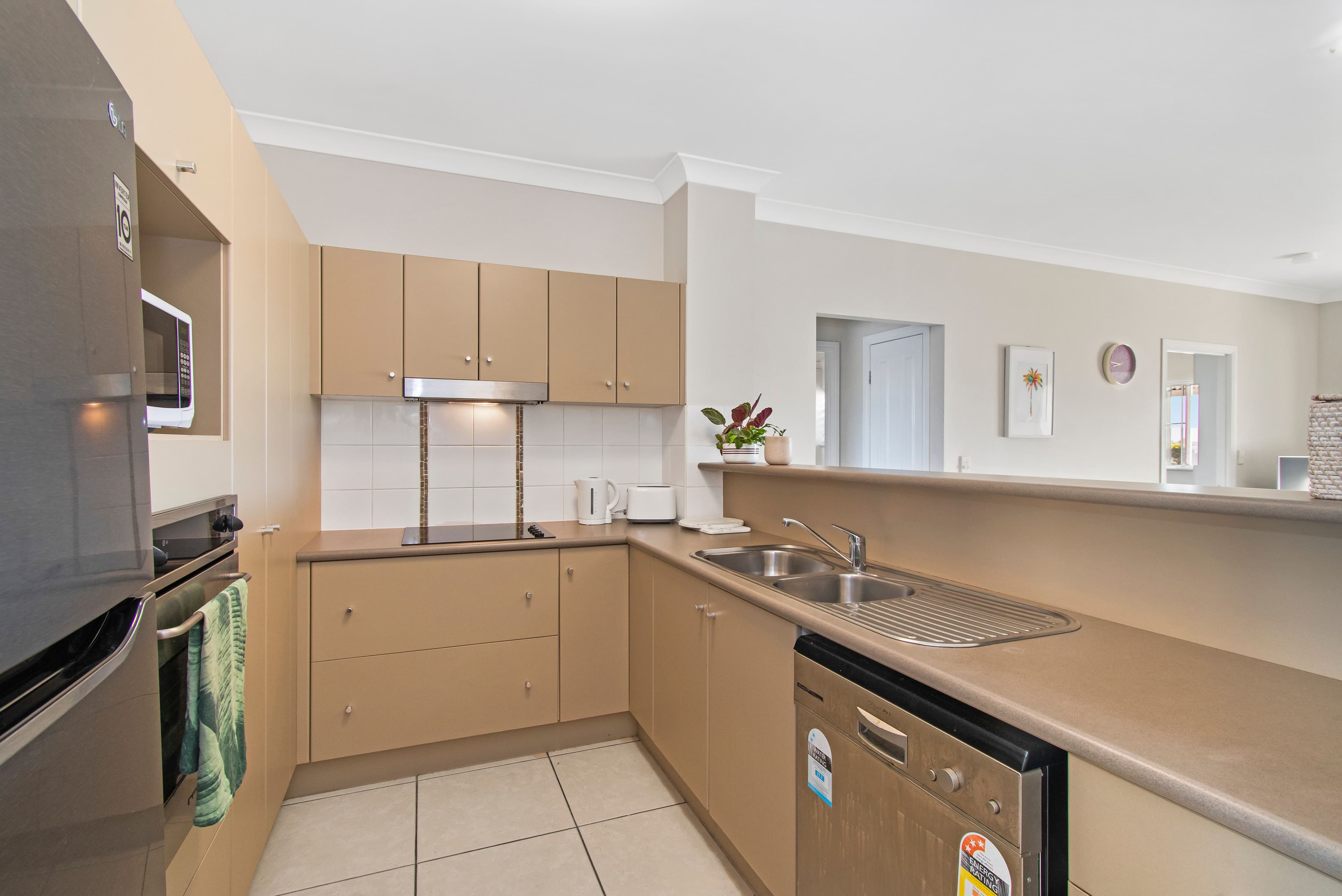 16-22 Martinez Avenue, West End QLD 4810, West End - Thumbnail 4