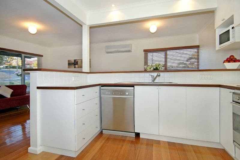 25 Fricker Avenue, GREENSBOROUGH VIC 3088, Greensborough - Thumbnail 4