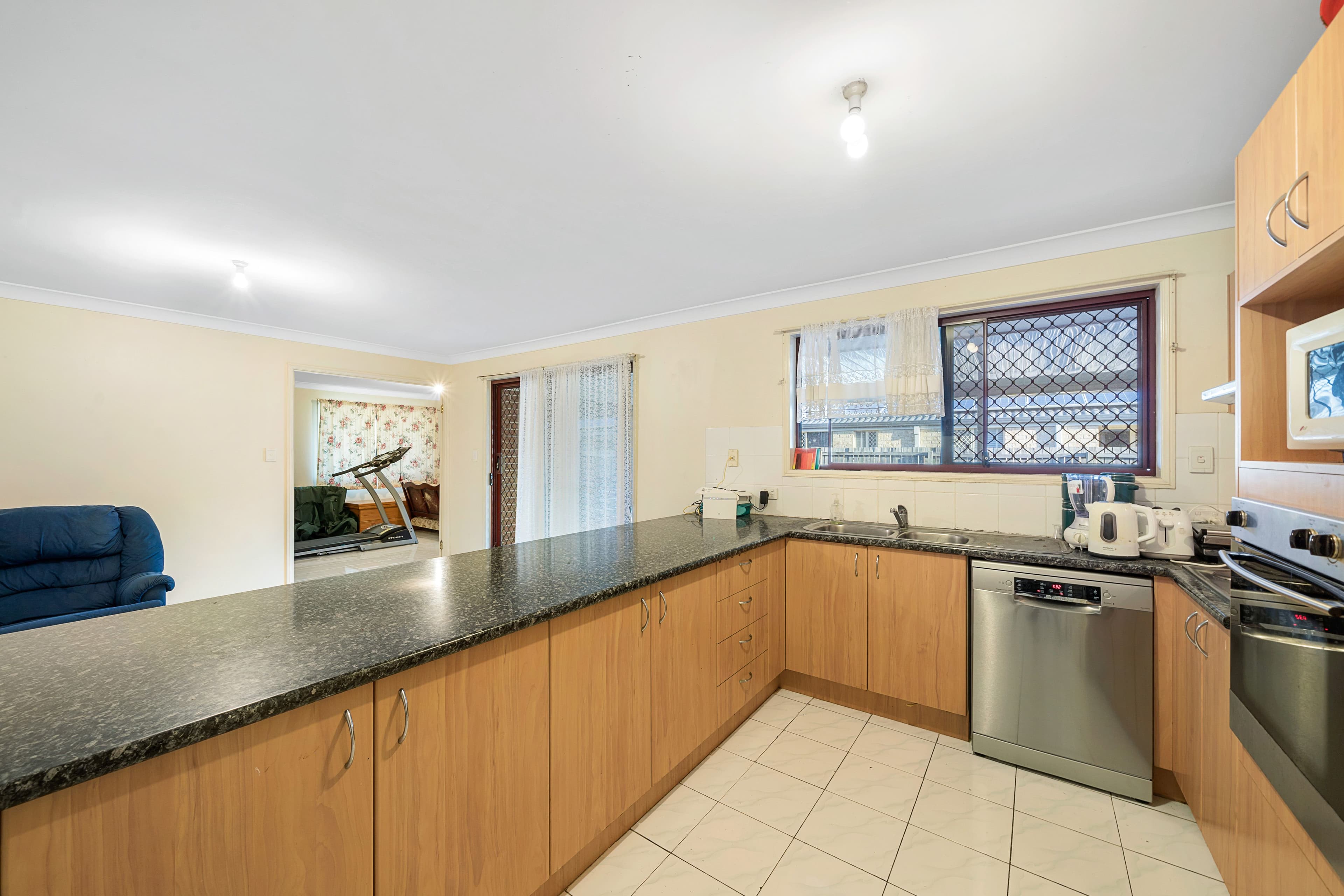 4 Vedders Drive, Heritage Park QLD 4118, Heritage Park - Thumbnail 3