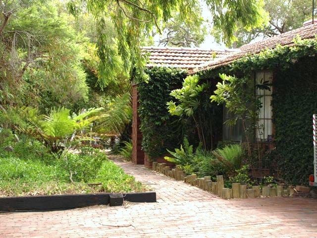 16 Dale Place, ORANGE GROVE WA 6109, Orange Grove - Thumbnail 2