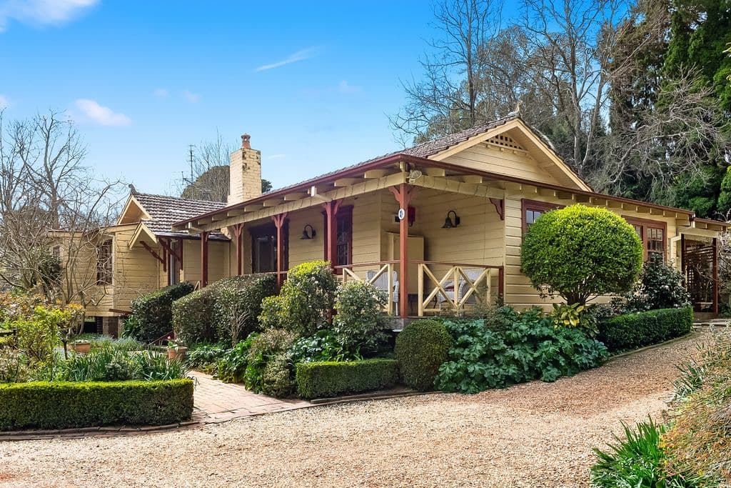 8 Campbell Avenue, Burradoo - Image 1