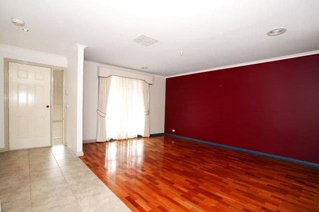10 Oakwood Crescent, HOPPERS CROSSING VIC 3029, Hoppers Crossing - Thumbnail 3
