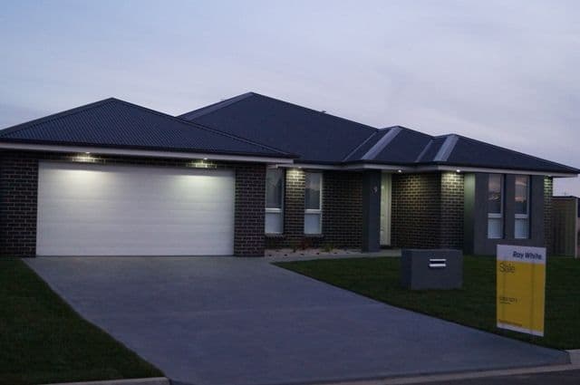 9 Molloy Drive, ORANGE NSW 2800, Orange - Image 1