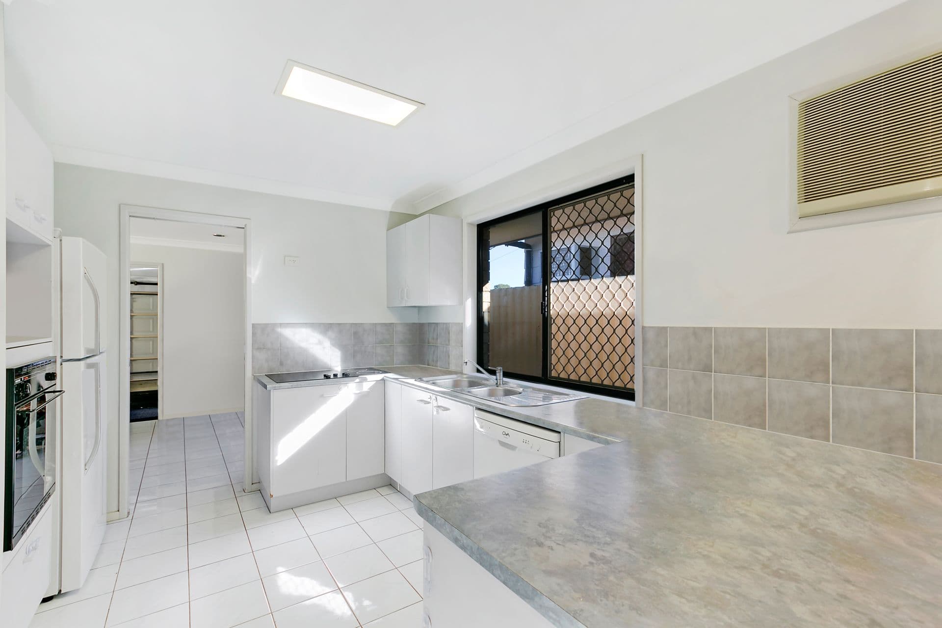 15 Bundarra Street, Coombabah QLD 4216, Coombabah - Thumbnail 2