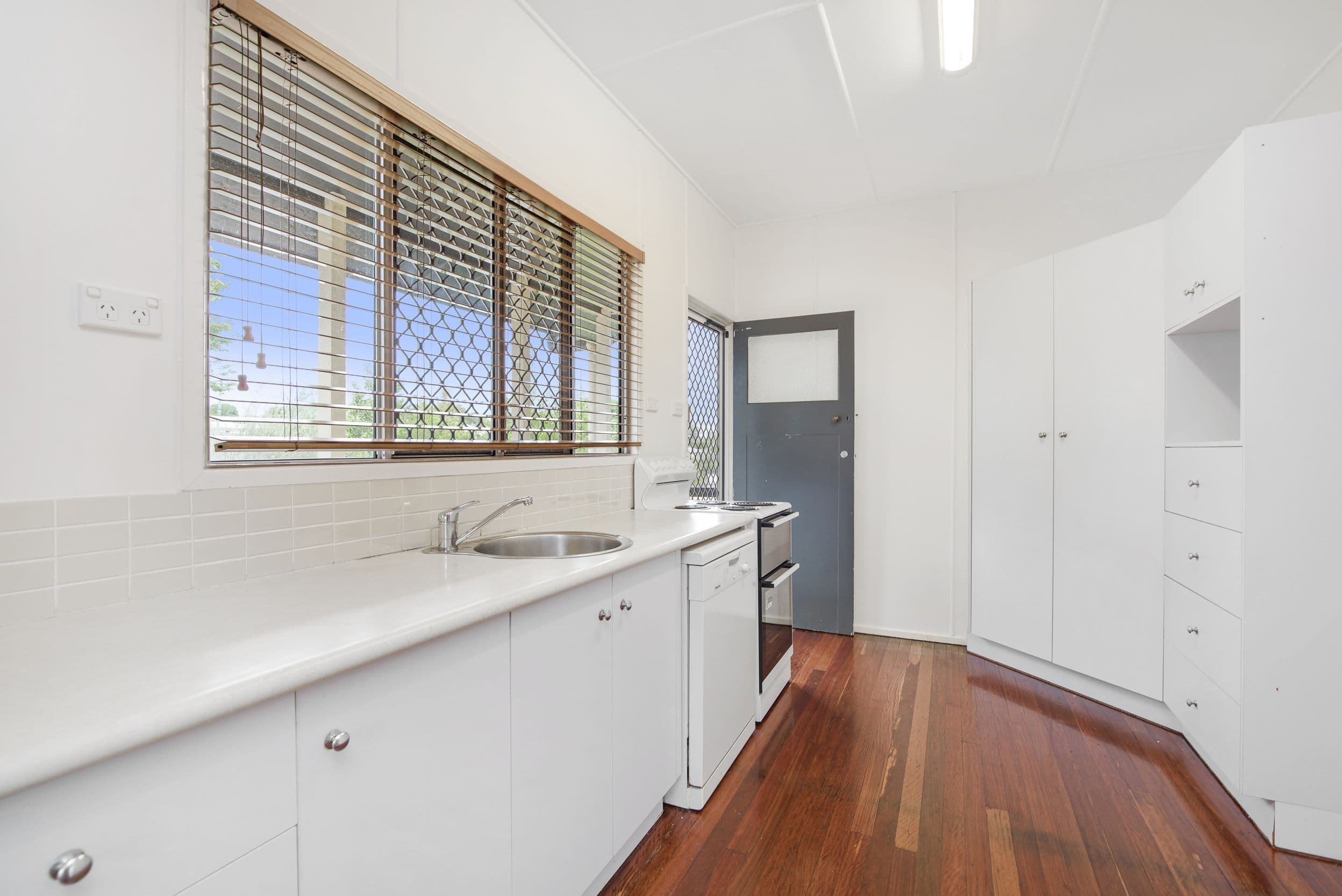 19 MYLNE Street, West Gladstone QLD 4680, West Gladstone - Thumbnail 7