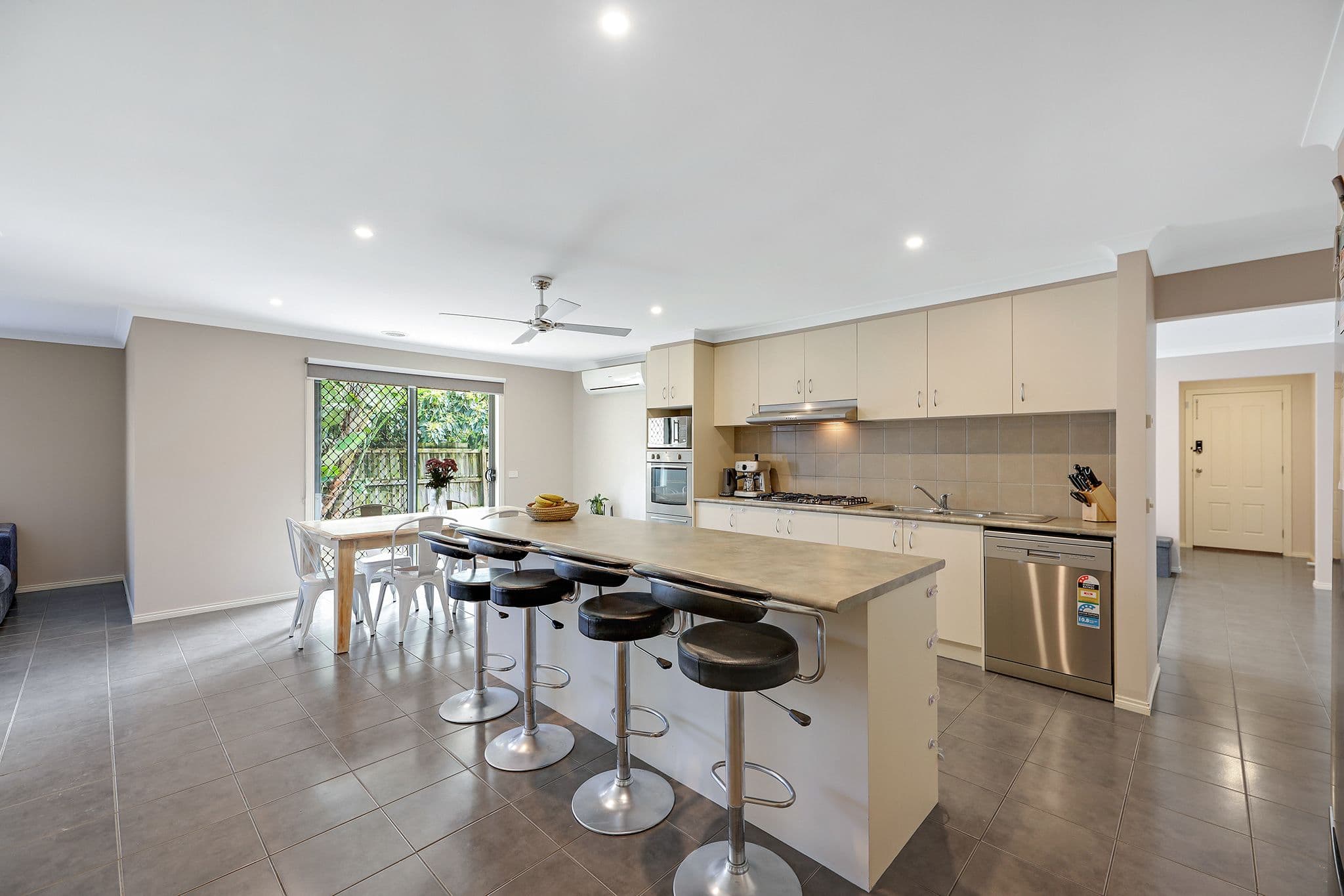 5 White Gum Court, Drouin VIC 3818, Drouin - Thumbnail 2