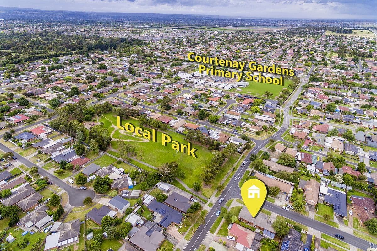 33 Hoysted Avenue, Cranbourne North VIC 3977, Cranbourne North - Thumbnail 2