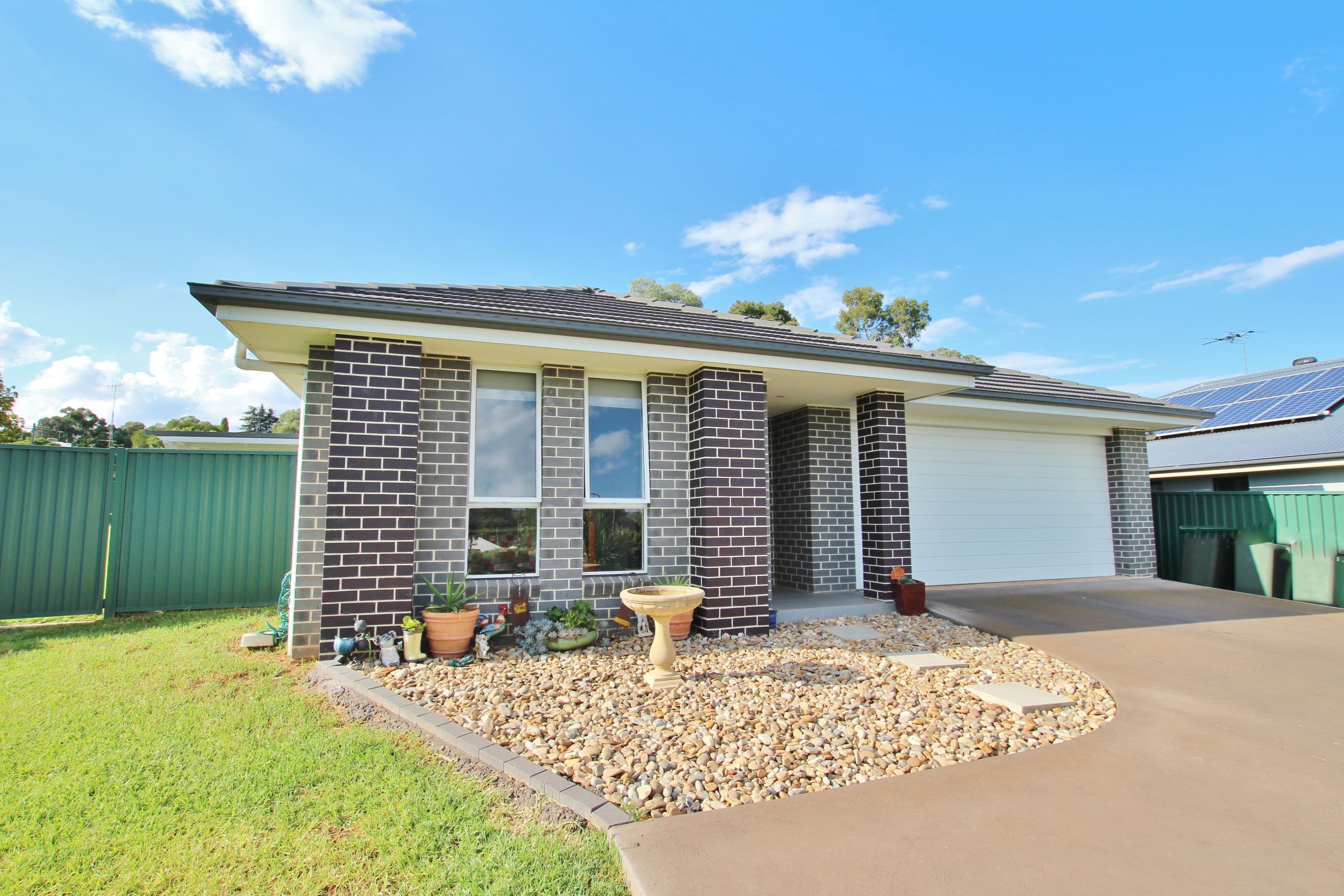 8 Molloy Place, Young NSW 2594, Young - Thumbnail 2