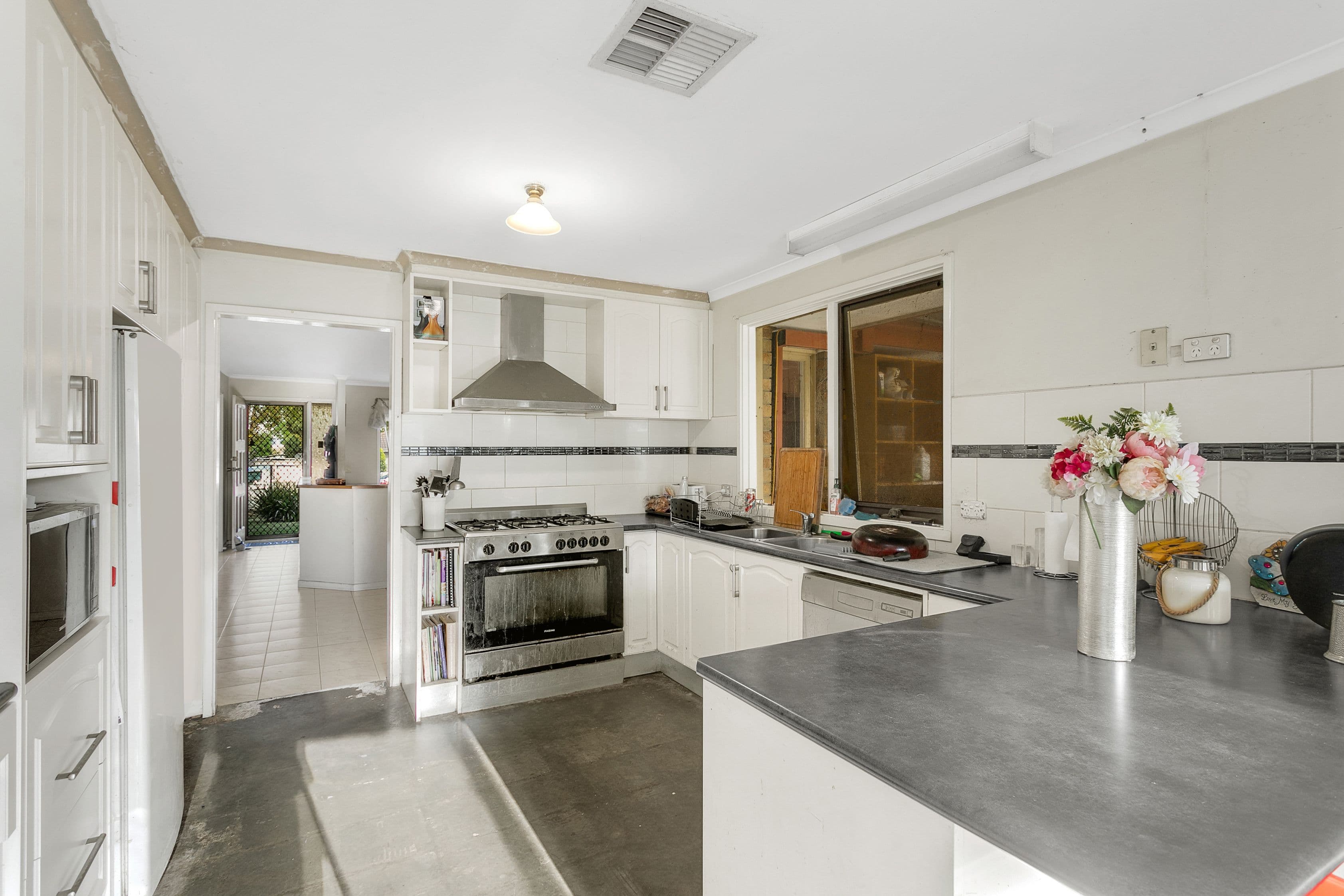 28 Tamarisk Road, Narre Warren VIC 3805, Narre Warren - Thumbnail 2