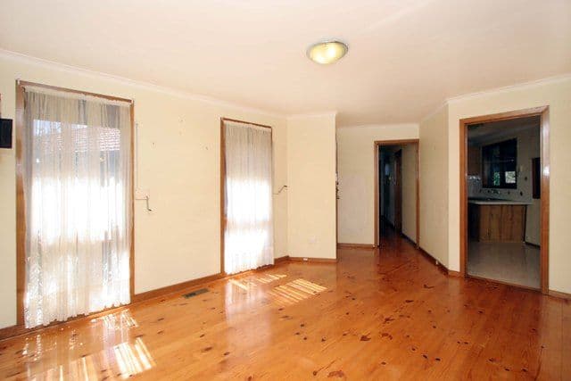 121 Broadhurst Avenue, RESERVOIR VIC 3073, Reservoir - Thumbnail 2