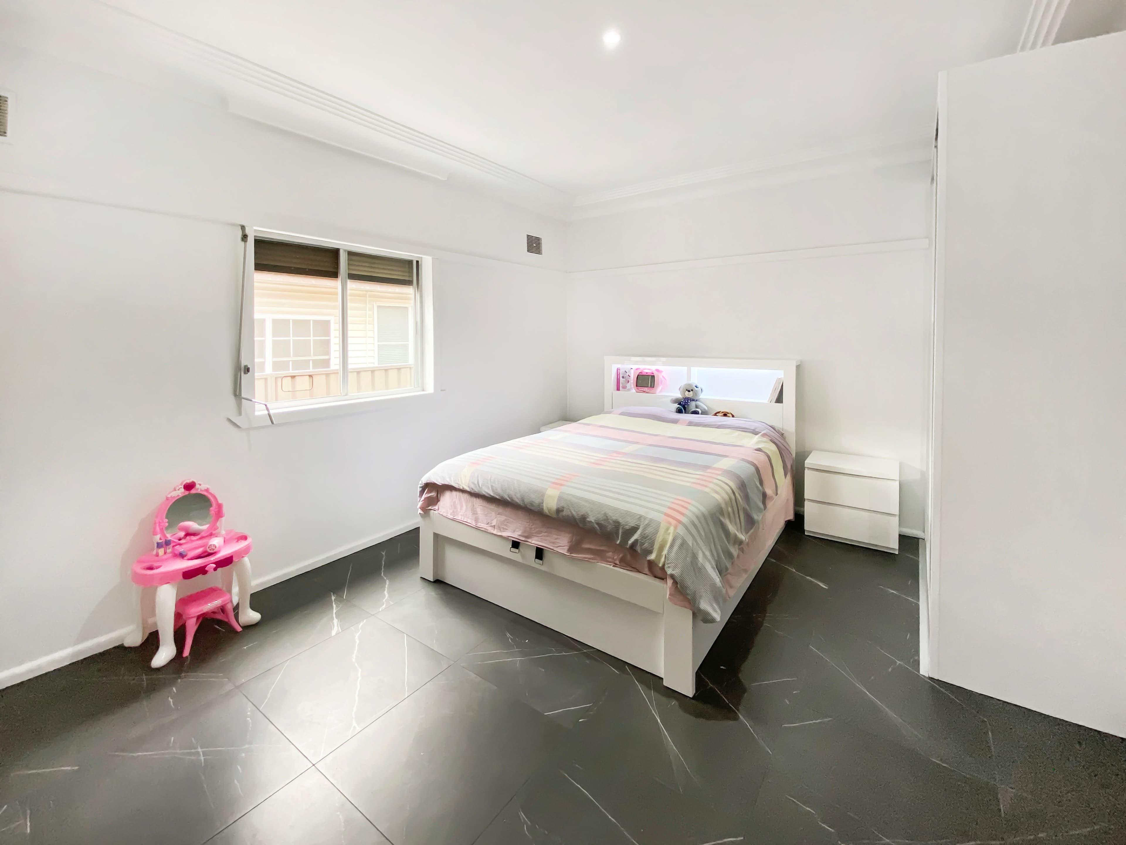 190 Bonds Road, Riverwood NSW 2210, Riverwood - Thumbnail 2