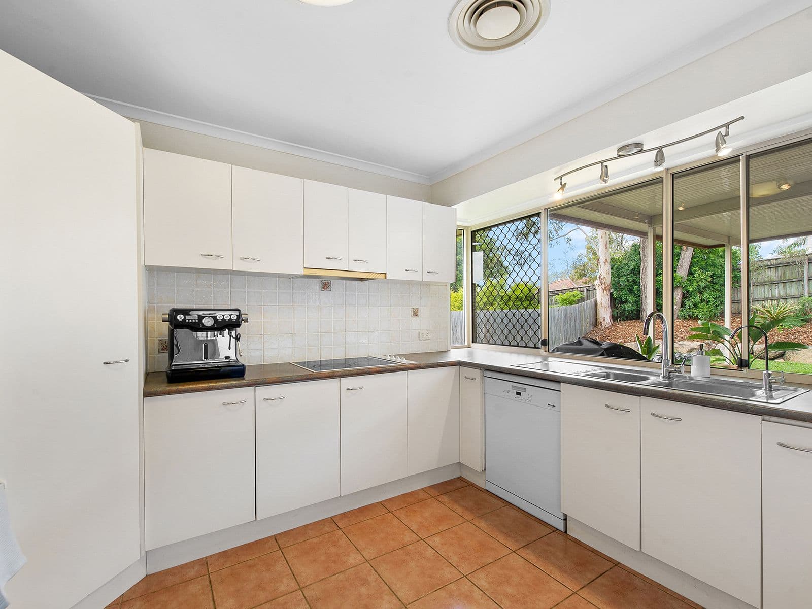 9 Delvin Court, Arana Hills QLD 4054, Arana Hills - Thumbnail 7