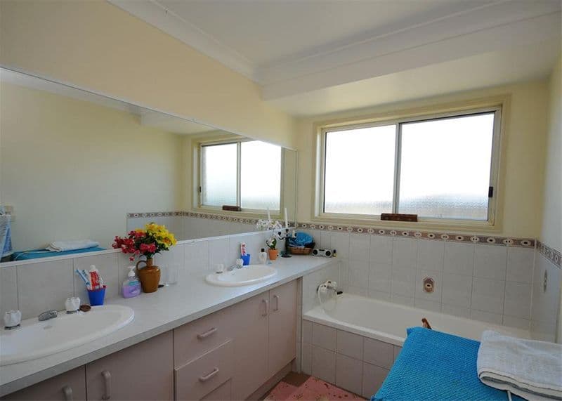 19  Thornbill Drive, ELI WATERS QLD 4655, Eli Waters - Thumbnail 3