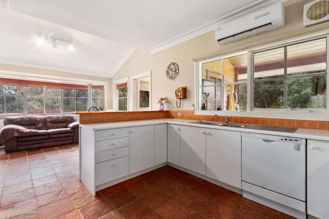 1015 Old Tolmie Road, Tolmie VIC 3723, Tolmie - Thumbnail 6