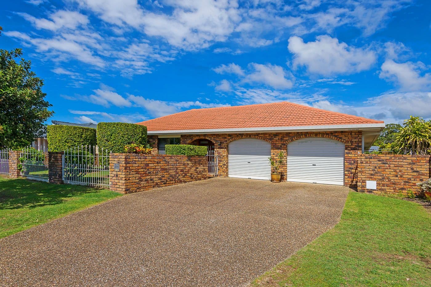 34 Tradewinds Avenue, Paradise Point QLD 4216, Paradise Point - Thumbnail 2