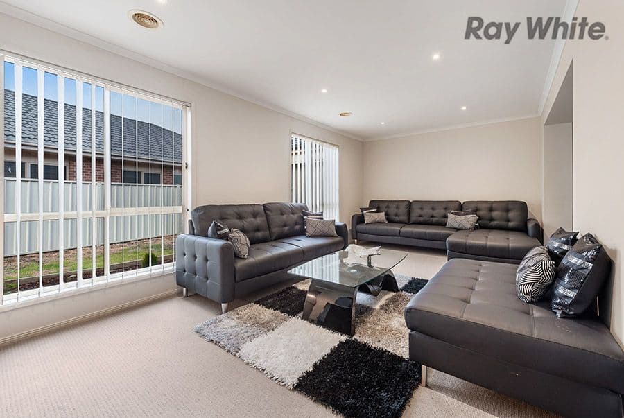 10 Lyme Park Circle, Caroline Springs VIC 3023, Caroline Springs - Thumbnail 3
