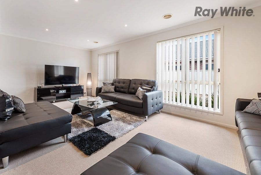 10 Lyme Park Circle, Caroline Springs VIC 3023, Caroline Springs - Thumbnail 4