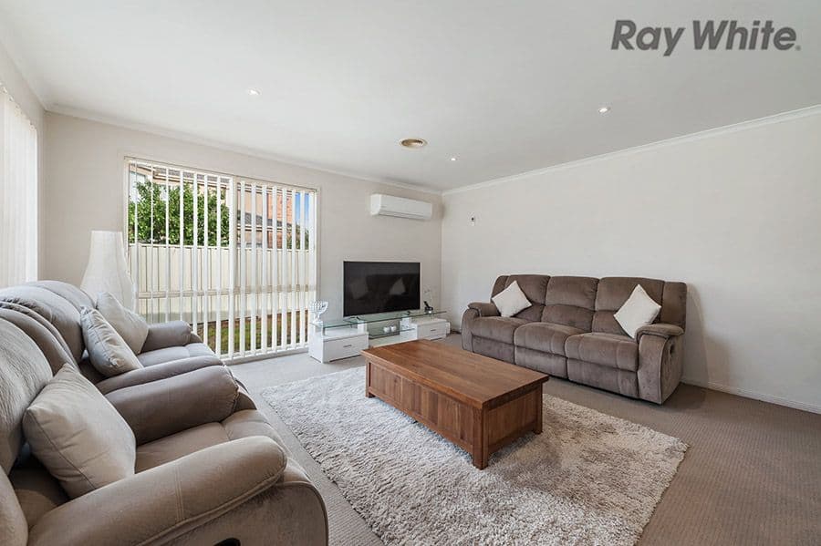 10 Lyme Park Circle, Caroline Springs VIC 3023, Caroline Springs - Thumbnail 5