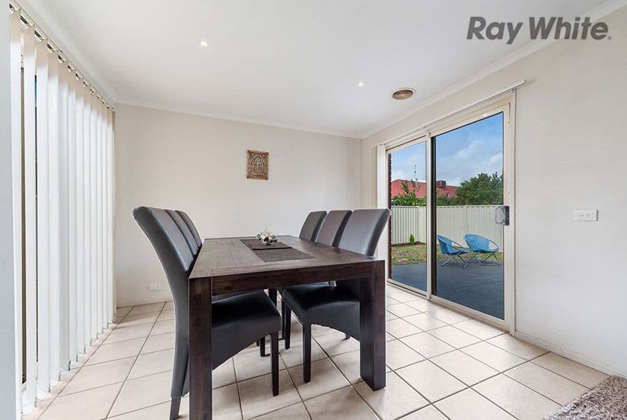 10 Lyme Park Circle, Caroline Springs VIC 3023, Caroline Springs - Thumbnail 8