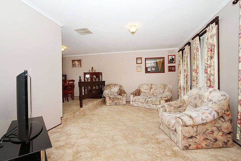 7 Yvonne Close, MILL PARK VIC 3082, Mill Park - Thumbnail 3