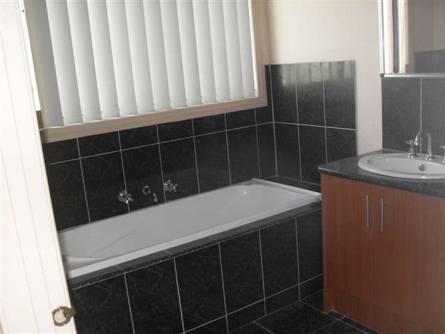 130 Malcolm Creek Parade, CRAIGIEBURN VIC 3064, Craigieburn - Thumbnail 3