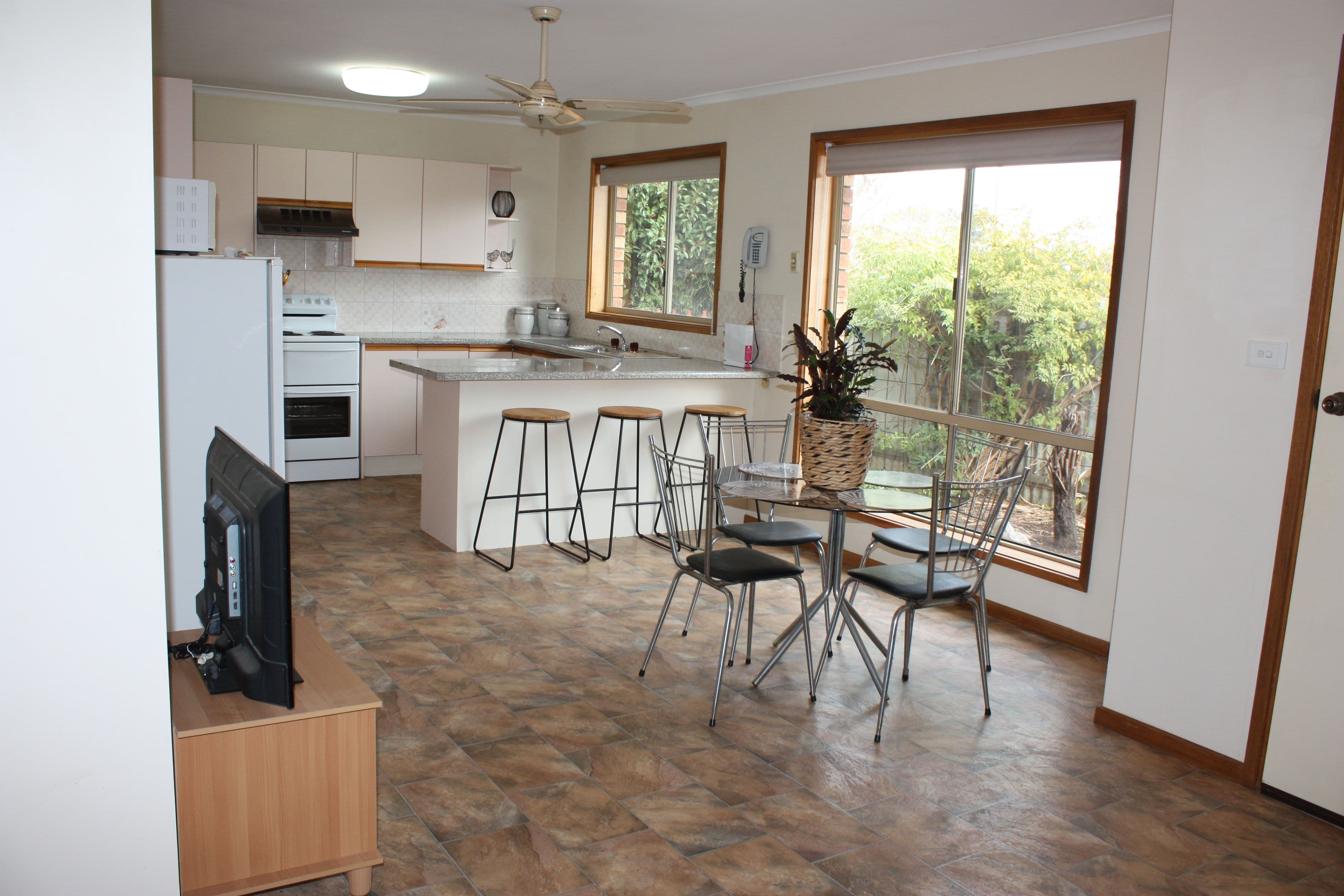 51 Federation Avenue, Corowa - Thumbnail 3