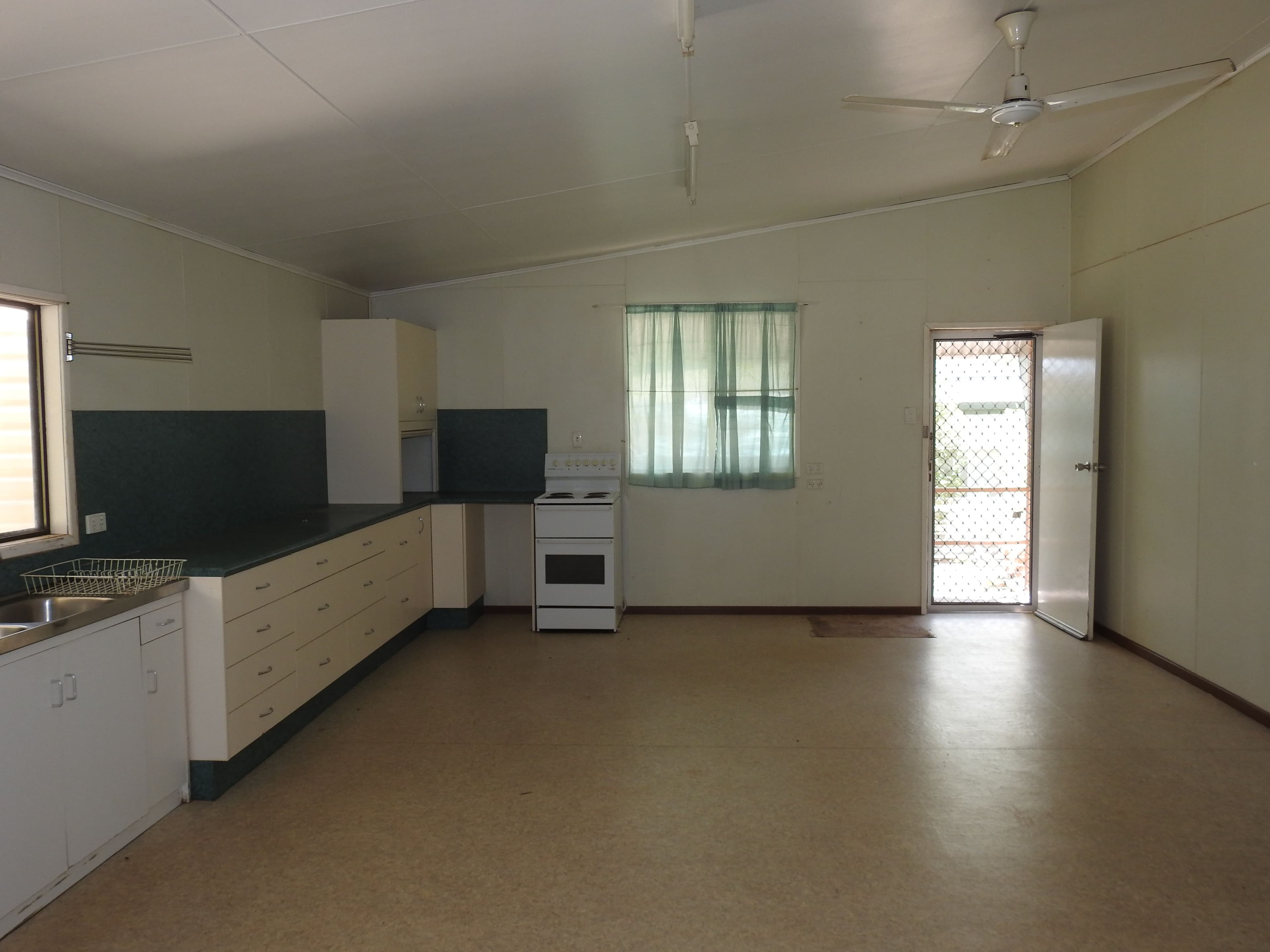 112 Ibis Street, Longreach QLD 4730, Longreach - Thumbnail 2