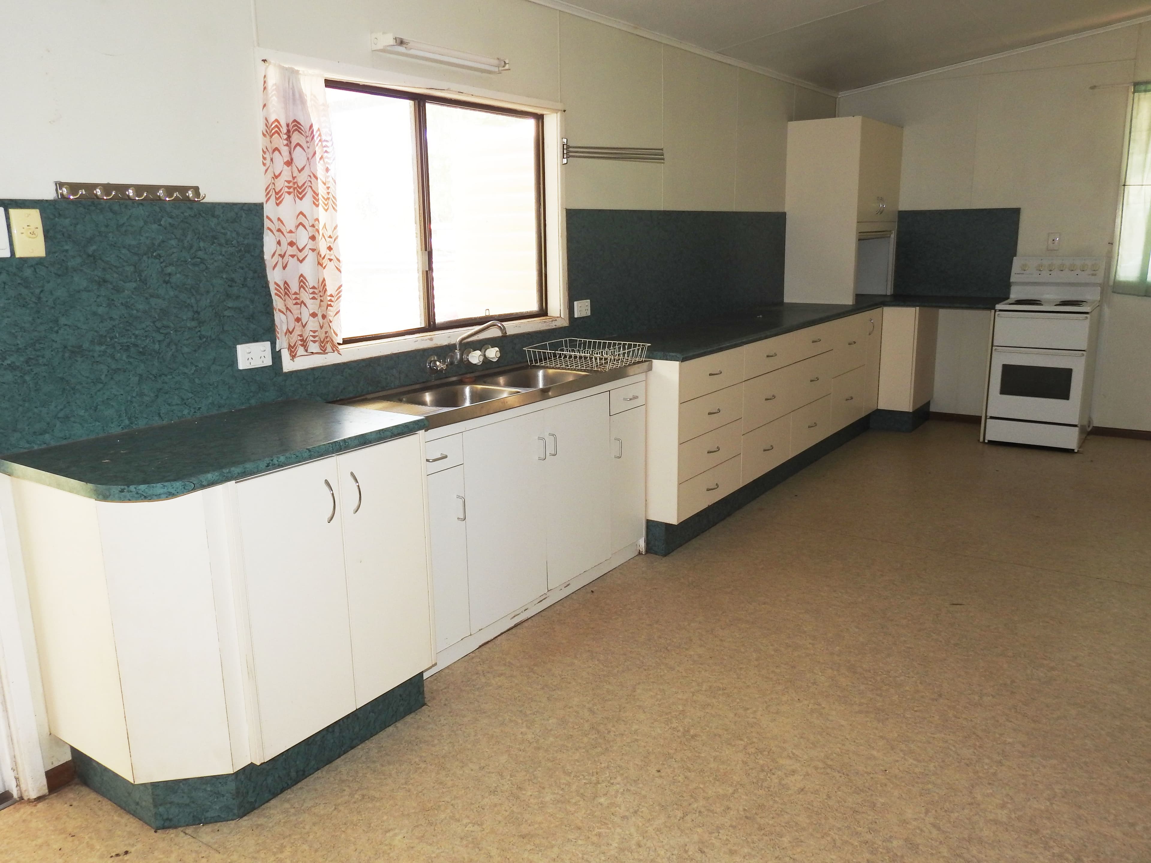 112 Ibis Street, Longreach QLD 4730, Longreach - Thumbnail 3
