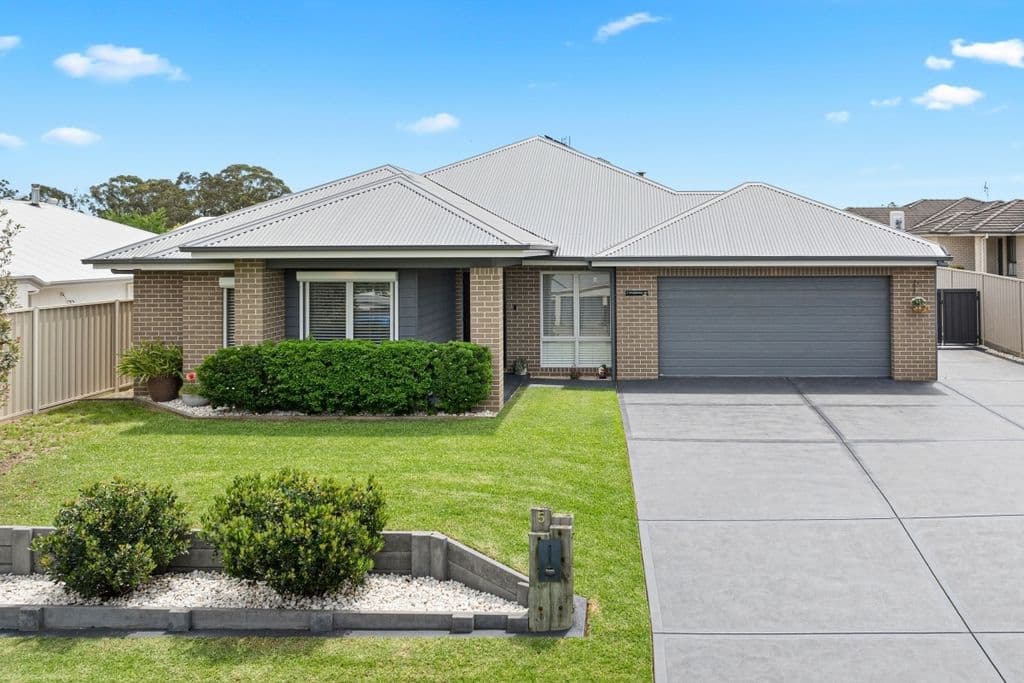 5 Windermere Road, Lochinvar - Image 1