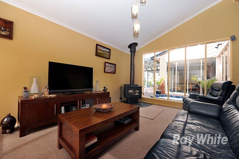 16 Leonie Court, NARRE WARREN VIC 3805, Narre Warren - Thumbnail 2