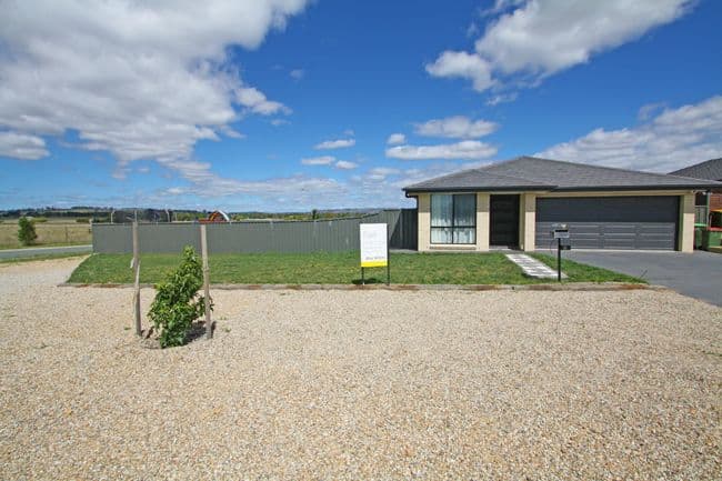 16 Simms Drive, BUNGENDORE NSW 2621, Bungendore - Image 1