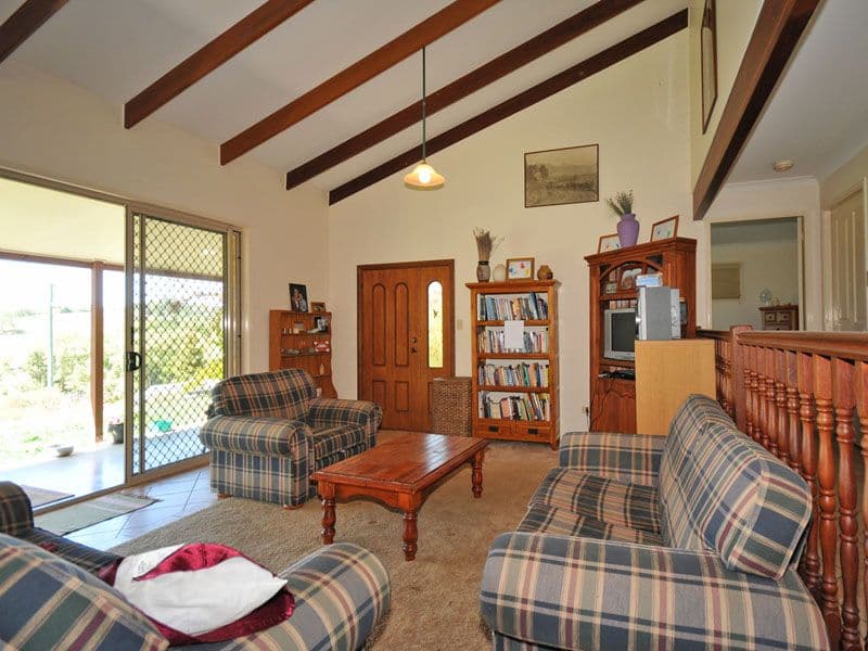 24 Noah Close, MORNINGTON, Mornington - Thumbnail 3