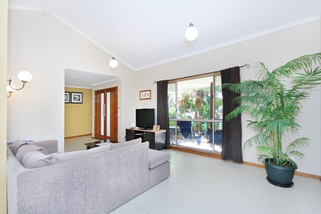 27 Bradstone Road, CARRARA QLD 4211, Carrara - Thumbnail 3