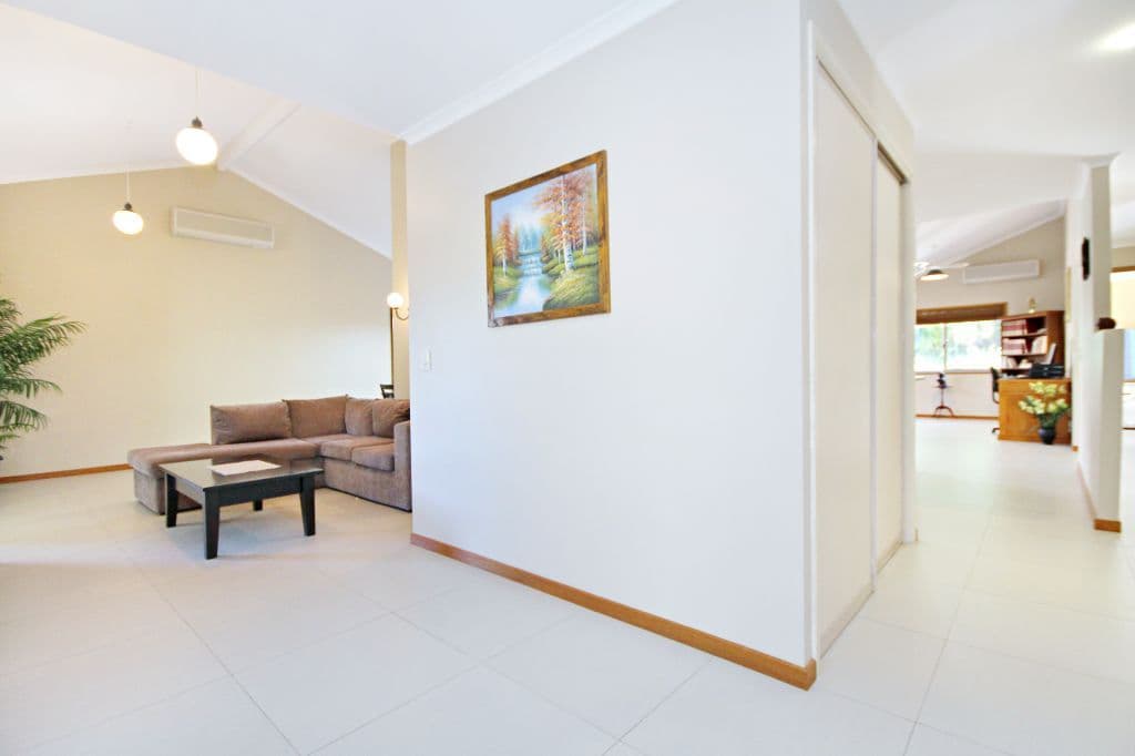 27 Bradstone Road, CARRARA QLD 4211, Carrara - Thumbnail 5