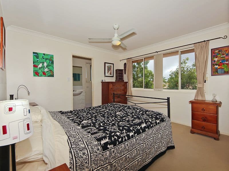 33 Coronet Crescent, BURLEIGH WATERS QLD 4220, Burleigh Waters - Thumbnail 6