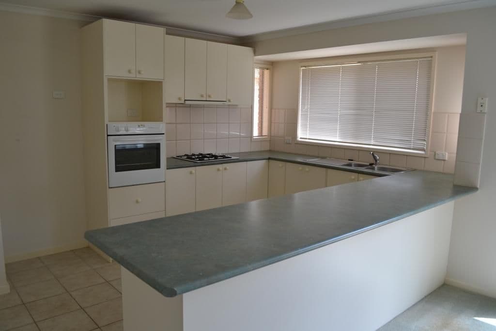 5 Samantha Court, GISBORNE VIC 3437, Gisborne - Thumbnail 2