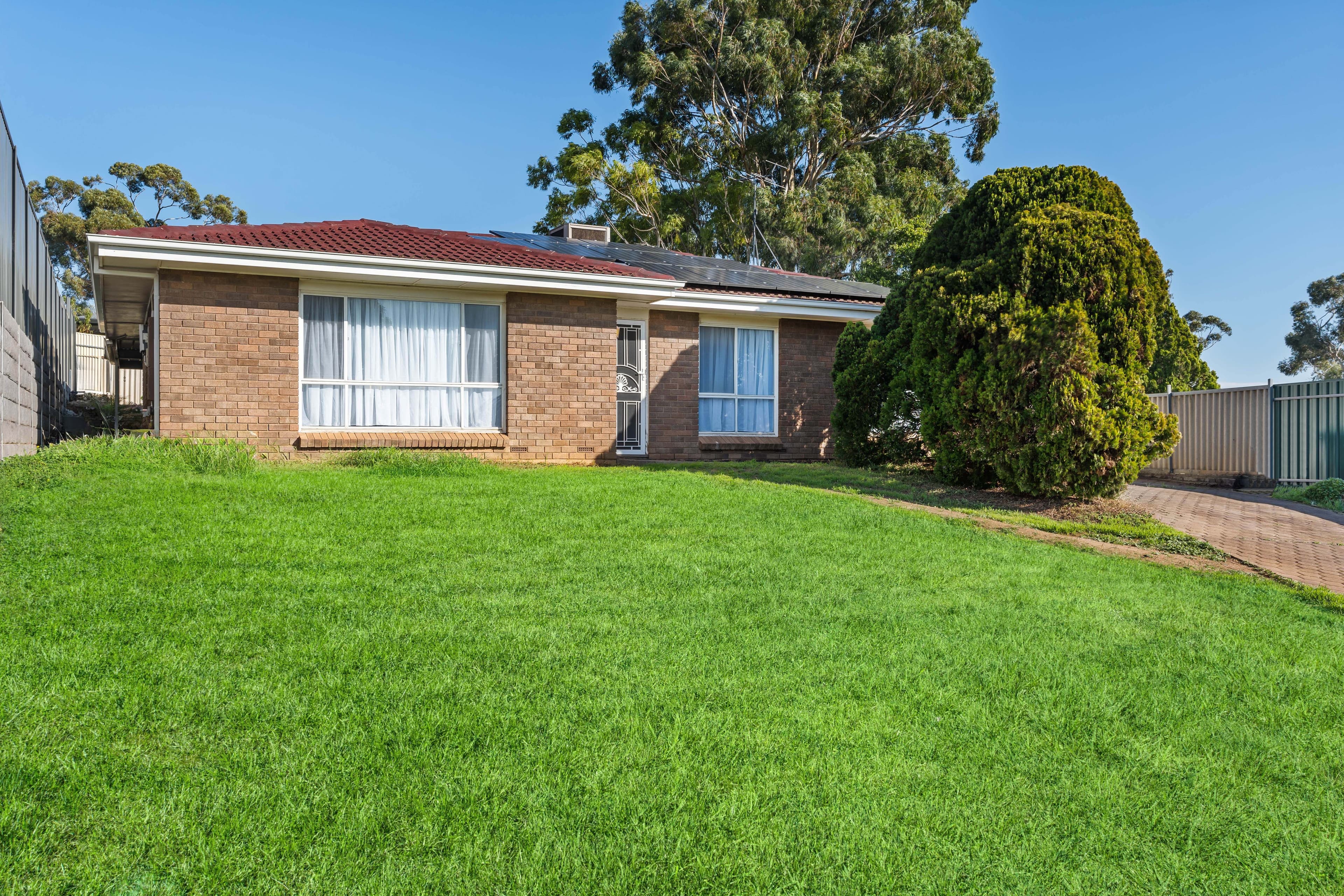 3 McKenzie Crescent, Gulfview Heights SA 5096, Gulfview Heights - Thumbnail 2