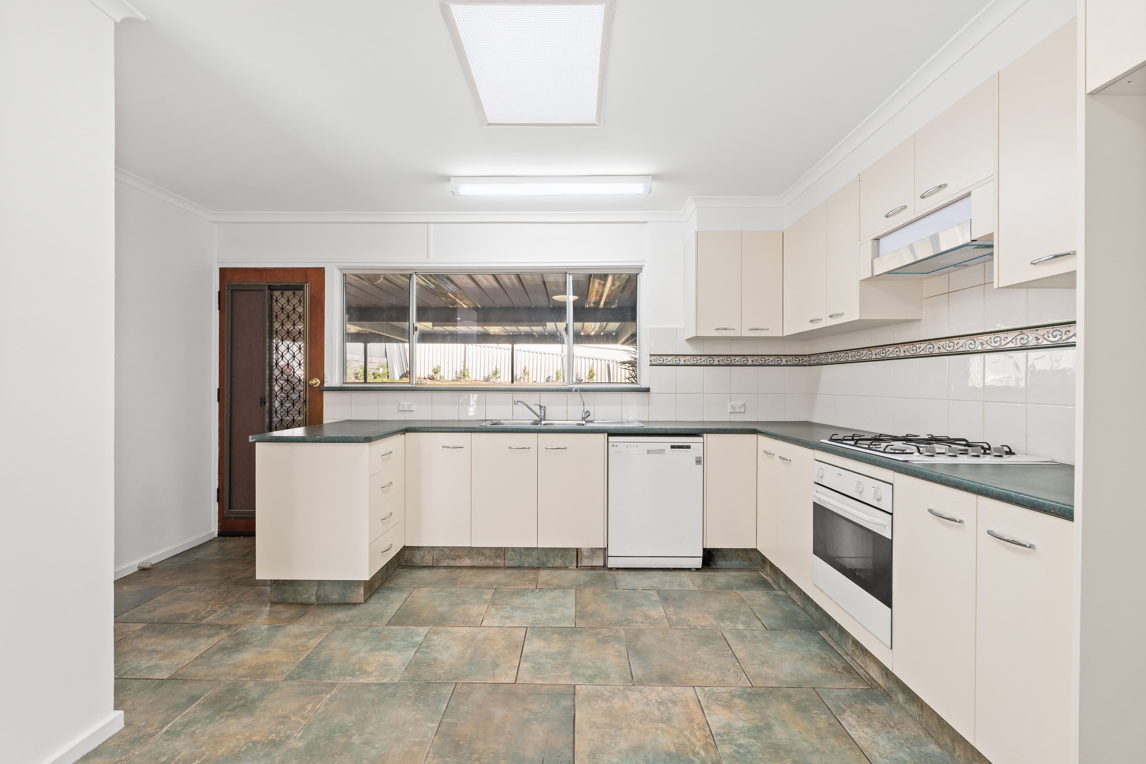 3 McKenzie Crescent, Gulfview Heights SA 5096, Gulfview Heights - Thumbnail 7