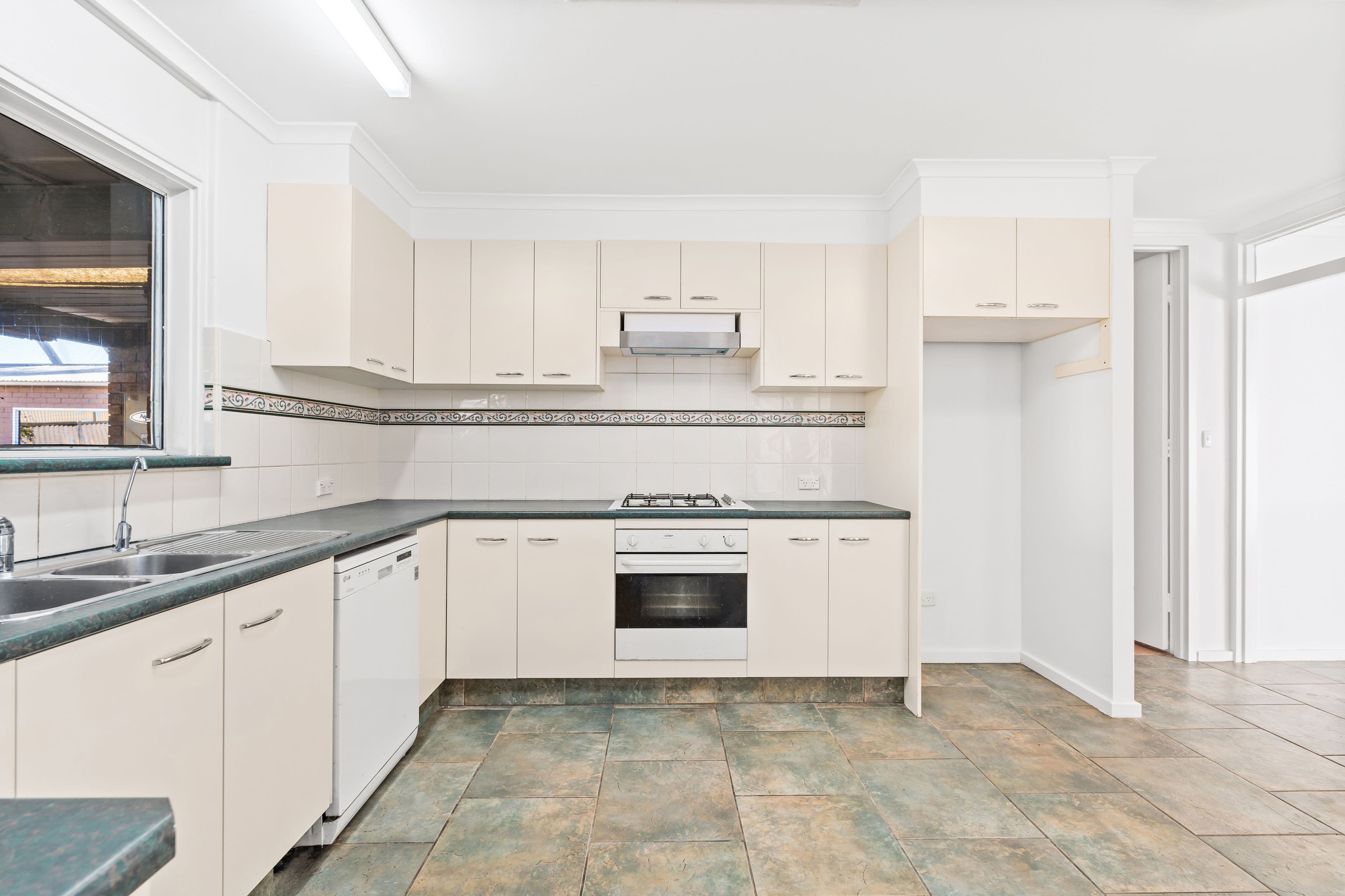 3 McKenzie Crescent, Gulfview Heights SA 5096, Gulfview Heights - Thumbnail 8